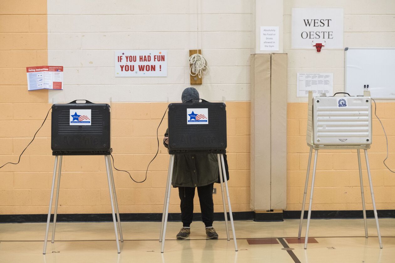 Voters from the 25th Ward in the voting booths at Ruiz Elementary School, 2410 S. Leavitt. | Rick Majewski/For the SunTimes